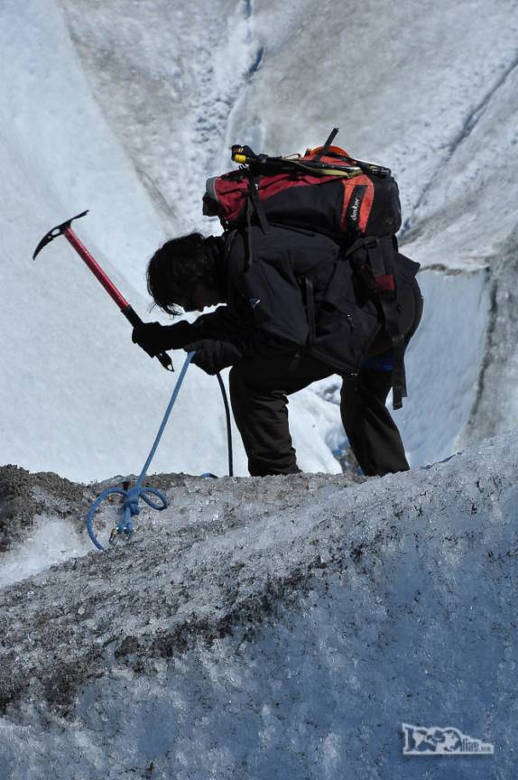 Nossos guias preparam terreno e equipamento de segurança para nosso curso de escalada no gelo no glaciar Viedma, no Parque Nacional Los Glaciares, região de El Chaltén, no sul da Argentina